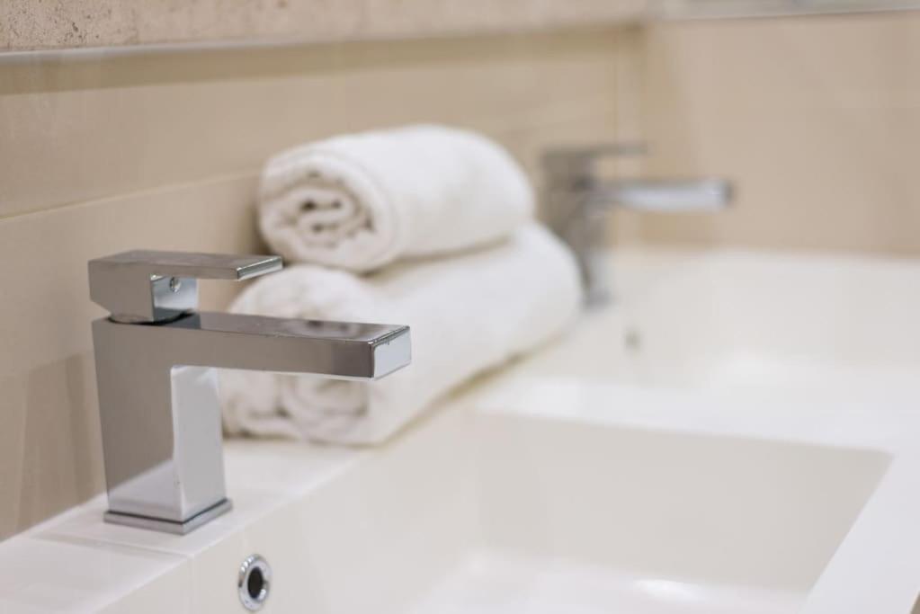 Self Catering , City Centre Apartment With Parking Эдинбург Экстерьер фото