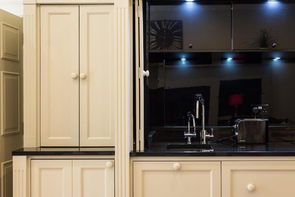 Self Catering , City Centre Apartment With Parking Эдинбург Экстерьер фото
